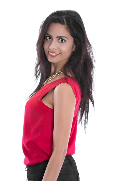 Geïsoleerd glimlachend jonge Indiase vrouw in rode shirt. — Stockfoto