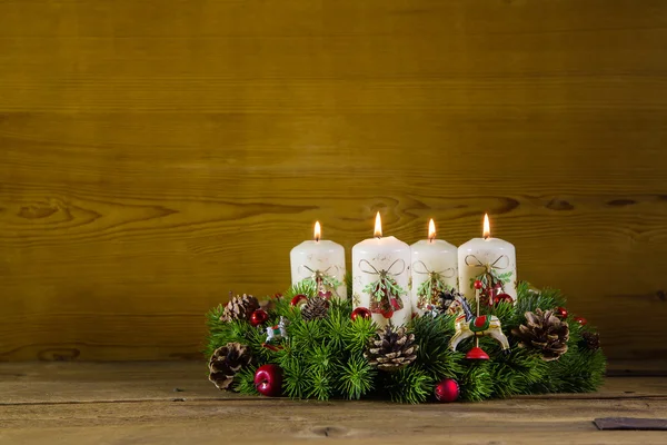 Rustik advent krans eller krona med fyra brinnande vita ljus. — Stockfoto