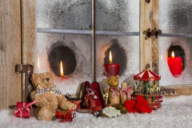 Noel pencere dekorasyon: mum ile eski çocuk oyuncakları.