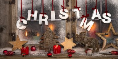 Kırmızı ve beyaz renkli mumlar ile romantik Noel kartı.