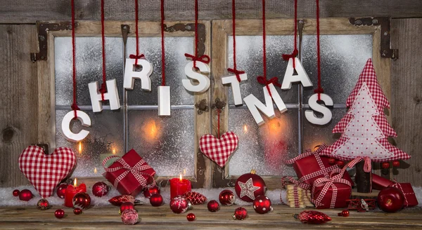 Christmas wenskaart in rood, hout, kaarsen en met tekst. — Stockfoto