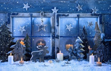 açık Noel pencere dekorasyon ahşap ve mum ile mavi