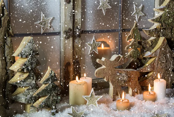 Natürliche Weihnachtsfensterdekoration aus Holz mit Schnee. lizenzfreie Stockbilder