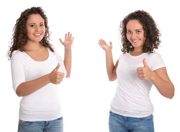 Vere ragazze gemelle isolate che presentano sopra bianco in camicia e jeans — Foto Stock