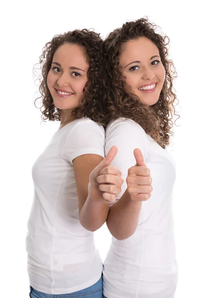 Uśmiechający się na białym tle dziewczyny z kciuk w górę: prawdziwe bliźnięta. — Zdjęcie stockowe