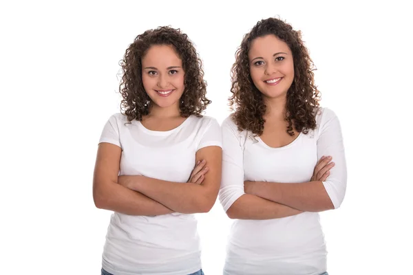 Porträt echter Zwillingsschwestern isoliert über Weiß. — Stockfoto