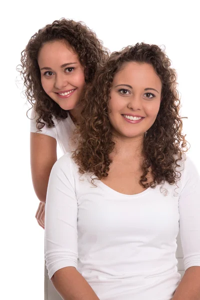 Портрет реальных сестер-близнецов, изолированных над белым . — стоковое фото