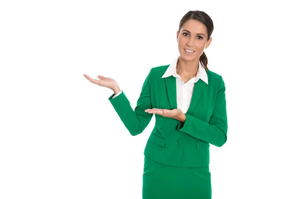 Isolierte Geschäftsfrau im grünen Anzug präsentiert neue p — Stockfoto
