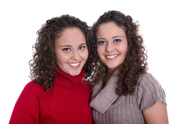 Glada tjejer: porträtt av verkliga kvinnliga tvillingar bär vintern pullov — Stockfoto