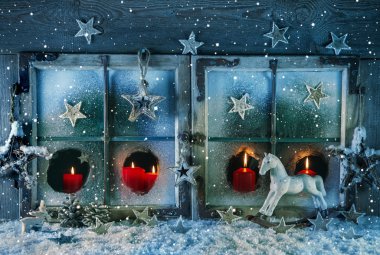 Kırmızı mumlar kar ile açık ile atmosferik Noel pencere.