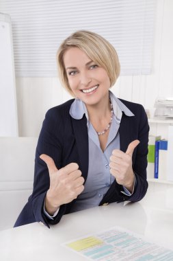 büyük gülümseyen iş kadını başparmak yukarıya ile ofis.