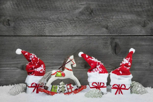 Decoración clásica de Navidad en rojo, blanco y verde sobre madera —  Fotos de Stock
