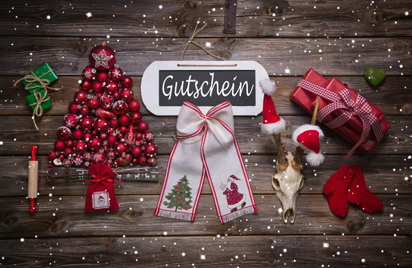 Atmosferische Kerstdecoratie in rood met Duitse tekst op teken — Stockfoto