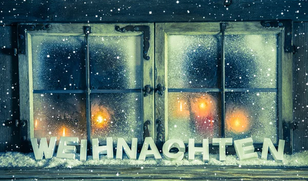 Окно Atmospheric xmas для фона с немецким текстом: Chris — стоковое фото