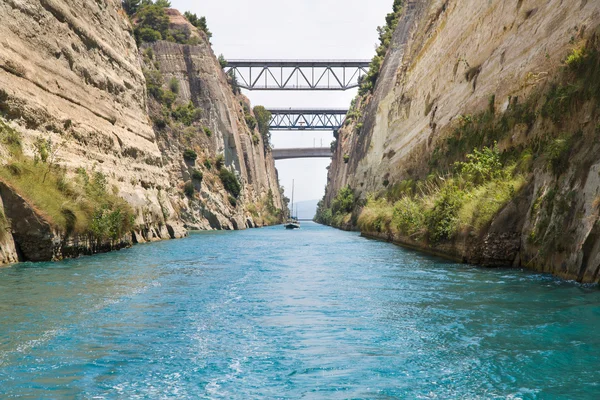 Traversée en voilier ou yacht à travers le Canal de Corinthe — Photo