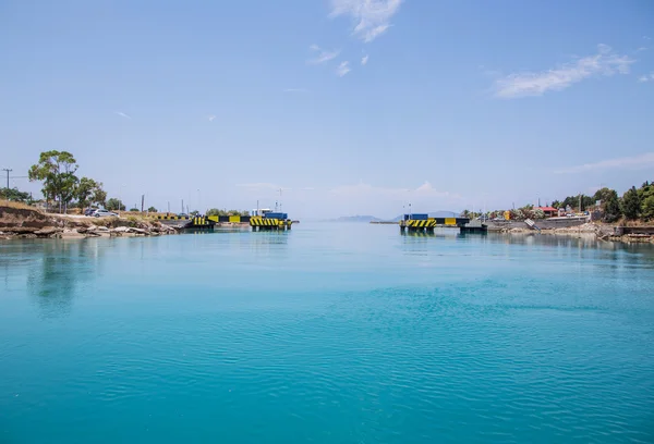 Traversée en voilier ou yacht à travers le Canal de Corinthe — Photo