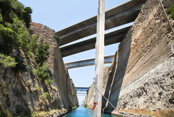 Attraversamento in barca a vela o yacht attraverso il Canale di Corinto — Foto Stock