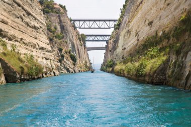 Korint kanalı ile yelken tekne veya yat yalak crossing