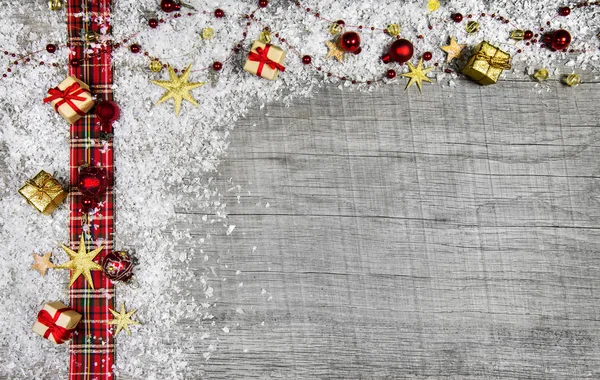 Clássico fundo de Natal de madeira com vermelho e neve para um — Fotografia de Stock