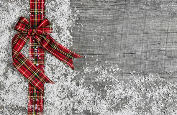 Land stijl Kerstmis achtergrond met rode groene gecontroleerd lint — Stockfoto