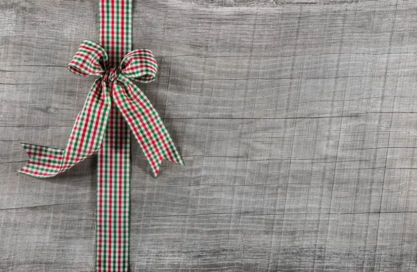 Ruban à carreaux vert rouge sur fond en bois pour Noël ou o — Photo