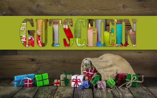 Vele kerstcadeautjes kleurrijke op houten oude achtergrond. — Stockfoto