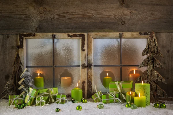 Decoración rústica de Navidad en colores verdes con regalos y ca — Foto de Stock