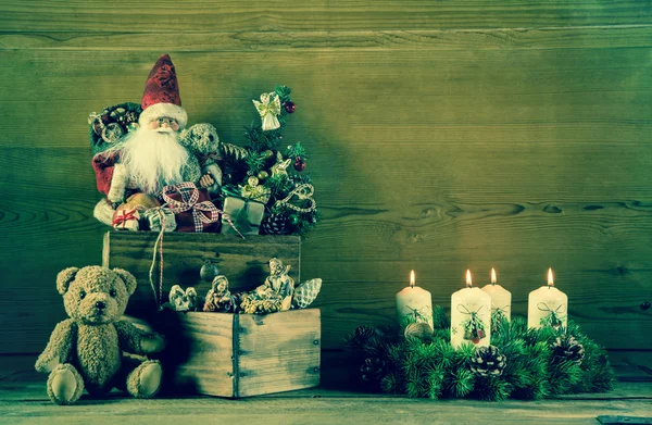 Vintage christmas decoration with santa and advent wreath on woo — Φωτογραφία Αρχείου