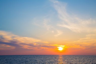 Sunset horizon ile okyanus üzerinde atmosferik bir arka planı için.