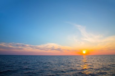 Sunset horizon ile okyanus üzerinde atmosferik bir arka planı için.