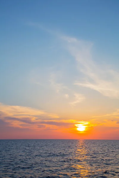 Solnedgång på havet med horisonten för en stämningsfull bakgrund. — Stockfoto