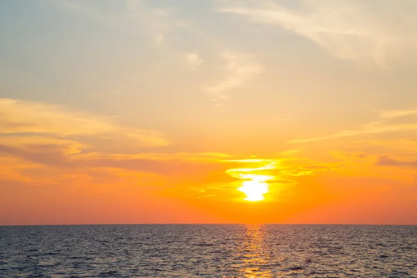 Sunset on the ocean with horizon for an atmospheric background. — Stock Photo, Image