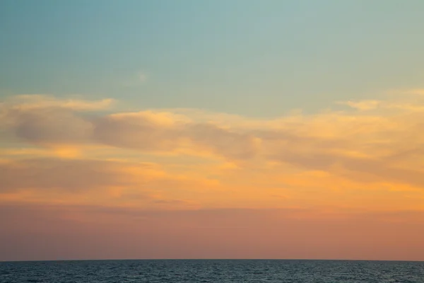 Coucher de soleil sur l'océan avec horizon pour un fond atmosphérique . — Photo