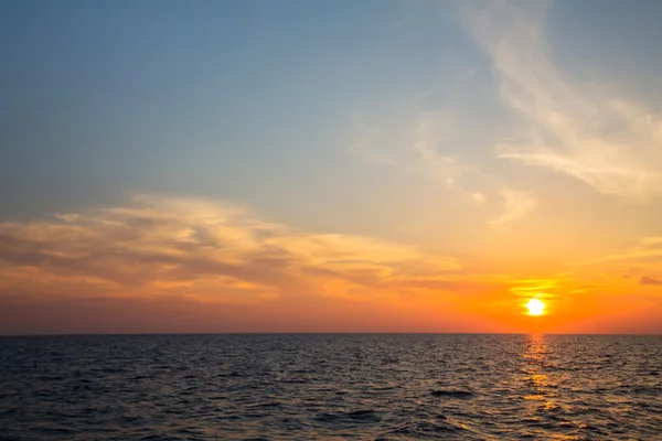 Coucher de soleil sur l'océan avec horizon pour un fond atmosphérique . — Photo