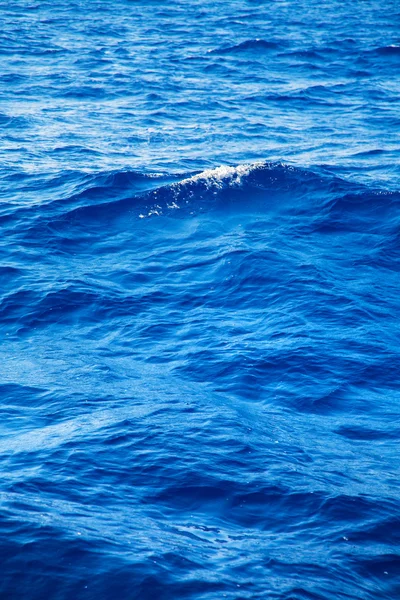 Fondo de agua azul profundo en azul . — Foto de Stock