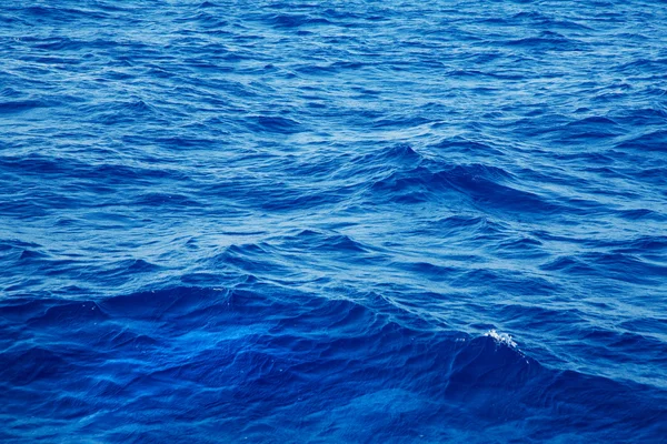 青の深い青色の水の背景. — ストック写真