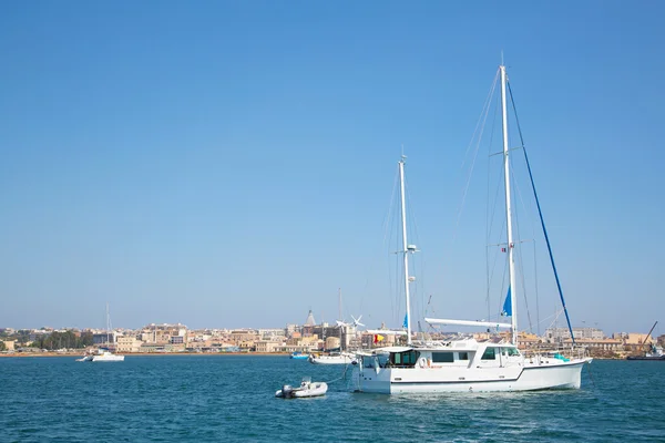 Zeilboten in de haven van syracuse in sicilia. — Stockfoto