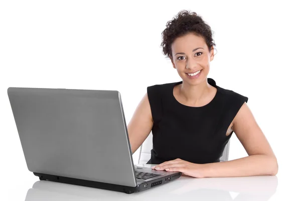 Jovem mulher de negócios feliz sentada na mesa com laptop . — Fotografia de Stock