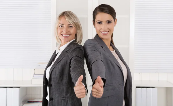 Portret: succesvol bedrijf vrouw team duimschroef opwaarts gestur ter — Stockfoto