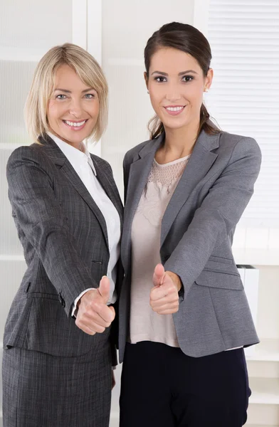 Porträt: Erfolgreiches Business-Frauenteam macht Daumen hoch — Stockfoto