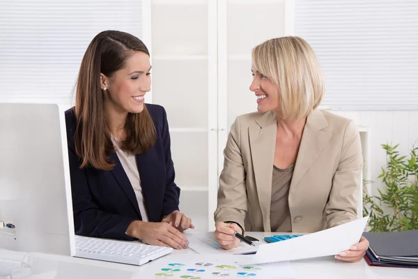 Equipe de empresária de sucesso no escritório . — Fotografia de Stock