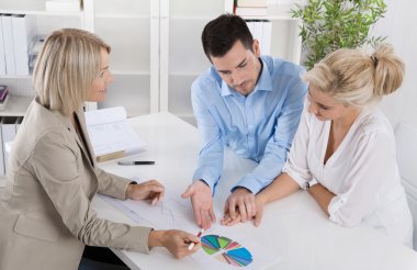 genç bir çift için emekli bankacı veya danışman ile bir tarih içinde bir