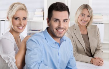 banka ya da insuranc bir satış görüşme oturan genç bir çift