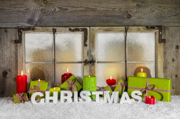 Klasyczne okno Boże Narodzenie z świece i prezenty na Boże Narodzenie. — Zdjęcie stockowe