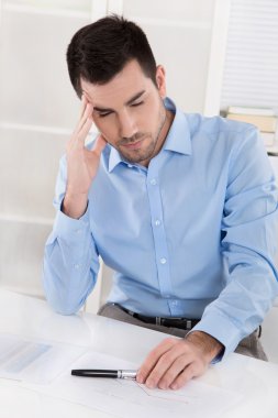 baş ağrısı ile overstrained ve çok çalışan bir işadamı: portre
