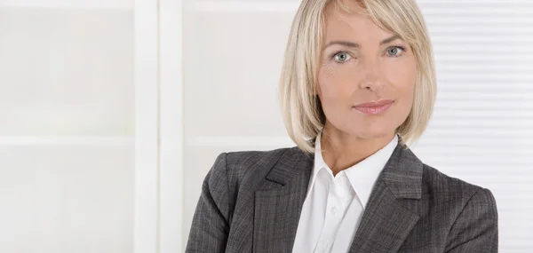 Aantrekkelijke lachende midden leeftijd zakenvrouw in portret dragen — Stockfoto