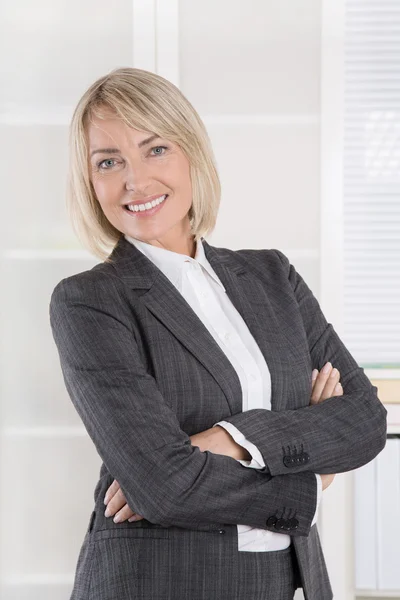 Atractiva mujer de negocios de mediana edad sonriente en retrato vistiendo —  Fotos de Stock