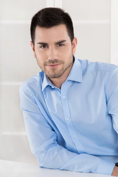 Retrato de um empresário de sucesso em camisa azul sentado em oi — Fotografia de Stock