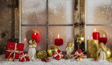 klasik Noel ahşap pencere Dekorasyon kırmızı mumlar ile bir