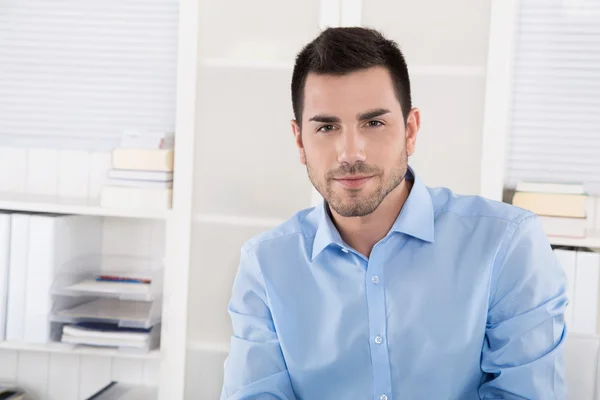 Porträtt av en framgångsrik affärsman i blå tröja sitter i Hej — Stockfoto
